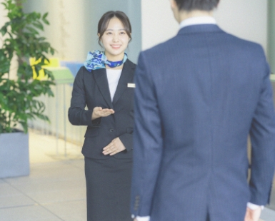 ホテルスタッフとインバウンド観光客