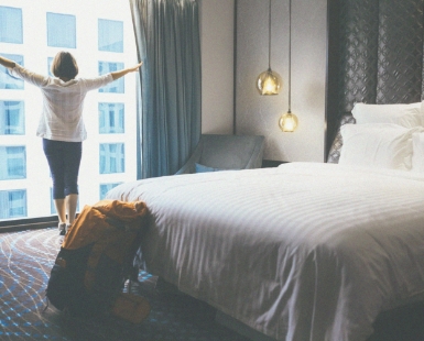 ホテルの部屋で寛いでいるインバウンド観光客