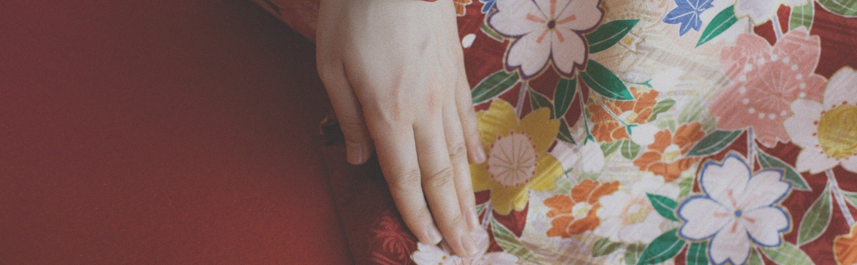 着物に手を添える（PC用）