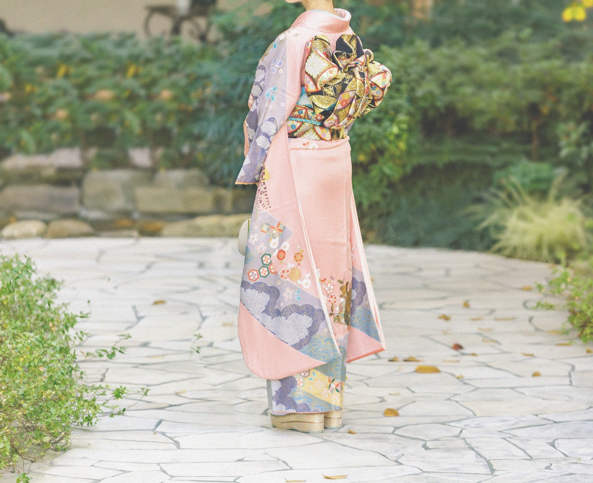 着物を着ている女性の後ろ姿