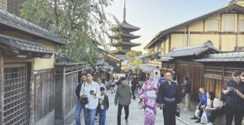 五重塔に訪れているインバウンド観光客