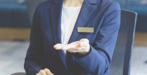 案内をしているホテルスタッフ