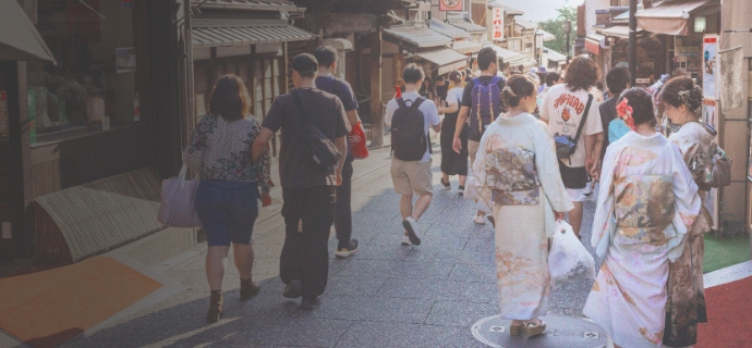 日本の風情のある街に訪れているインバウンド観光客（SP用画像）