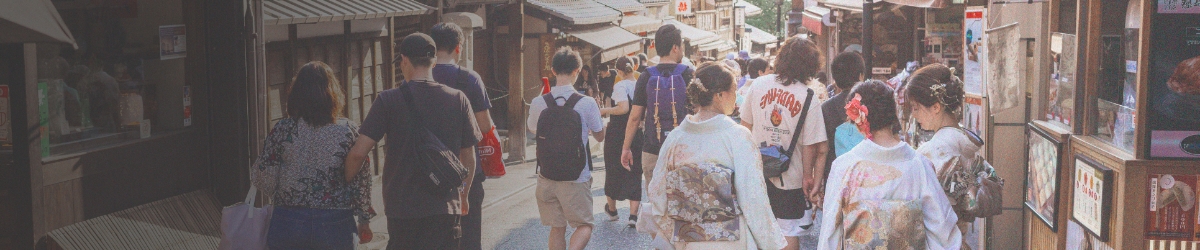 日本の風情のある街に訪れているインバウンド観光客（PC用画像）